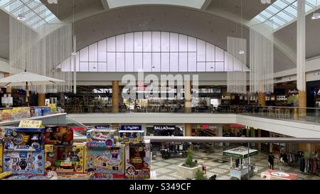 LOS ANGELES, CA, MARS 2020: Vue grand angle, intérieur du centre commercial Koreatown Galleria avec jouets en premier plan, aire de restauration à l'arrière Banque D'Images
