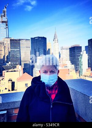 Une femme âgée ayant des problèmes de santé et de sécurité porte un masque protecteur au centre de Manhattan pendant la pandémie COVID-19, New York City, États-Unis Banque D'Images