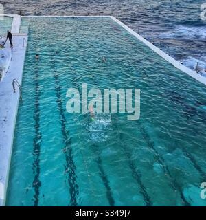 Bondi Baths, la piscine marémotrice d'eau et d'océan au club de natation Bondi Icebergs, à l'extrémité sud de Bondi Beach, Sydney, Nouvelle-Galles du Sud, Australie Banque D'Images