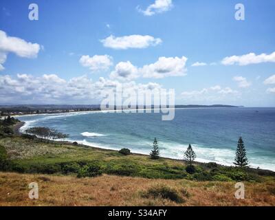 La petite ville de Lennox Head et Seven Mile Beach, en regardant vers le nord jusqu'à Broken Head et cape Byron, Nouvelle-Galles du Sud, Australie Banque D'Images