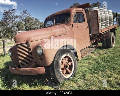 Un vieux camion international désutilisé marque l'entrée d'un petit vignoble dans la vallée de Megalong, à l'ouest des montagnes Bleues, Nouvelle-Galles du Sud, Australie Banque D'Images