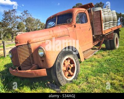 Un vieux camion international désutilisé marque l'entrée d'un petit vignoble dans la vallée de Megalong, à l'ouest des montagnes Bleues, Nouvelle-Galles du Sud, Australie Banque D'Images