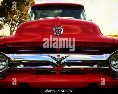 Détail grillèle avant d'un camion de ramassage Ford F-100 de deuxième génération de 1956 restauré avec transmission Ford-O-Matic Banque D'Images