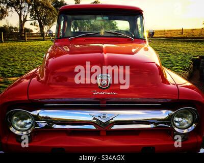 Détail grillèle avant d'un camion de ramassage Ford F-100 de deuxième génération de 1956 restauré avec transmission Ford-O-Matic Banque D'Images