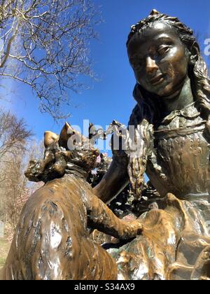 Près de la statue d'Alice in Wonderland dans le parc central au début du printemps, New York, États-Unis Banque D'Images