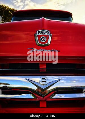 Détail grillèle avant d'un camion de ramassage Ford F-100 de deuxième génération de 1956 restauré avec transmission Ford-O-Matic Banque D'Images