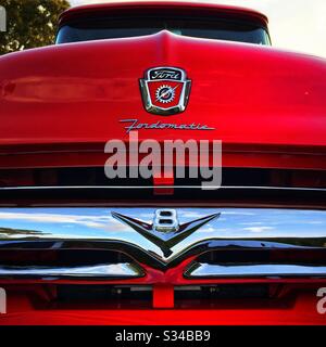 Détail grillèle avant d'un camion de ramassage Ford F-100 de deuxième génération de 1956 restauré avec transmission Ford-O-Matic Banque D'Images