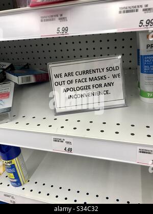 Burnaby, C.-B., Canada. 13 mars 2020. Connectez-vous à un magasin Shopper’s Drug Mart en indiquant qu’ils sont vendus à partir de masques pour le visage. Vide étagères où les gens ont acheté des fournitures pour la pandémie de Covid-19. Banque D'Images