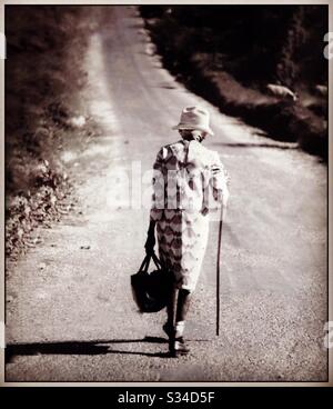 Une femme âgée marchant en Jamaïque rurale. Banque D'Images