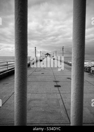 24 mars 2020 Manhattan Beach, la jetée de Manhattan Beach a fermé ses portes au public pour aider à niveler la courbe de la pandémie de maladie de Coronavirus 2019 (COVID-19). Manhattan Beach, Californie, États-Unis. Banque D'Images