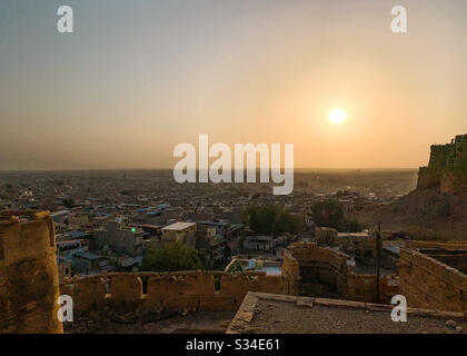 Vue sur le lever du soleil depuis le fort jaisalmer