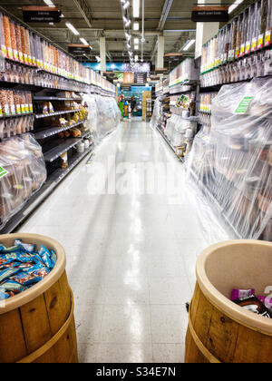 Surrey, Canada - 25 mars 2020 : bacs alimentaires en vrac partiellement couverts dans une grande épicerie au moment de préoccupations accrues en matière de santé publique en raison de la pandémie mondiale de coronavirus. Banque D'Images