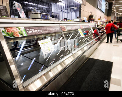 Surrey, Canada - 25 mars 2020: Comptoir à viande vide dans une grande épicerie au moment de la pandémie de coronavirus. Banque D'Images