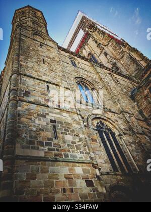 Architecture de Durham City, Angleterre du Nord-est. Vue à bas angle de la cathédrale de Durham avec détails architecturaux gothiques Banque D'Images