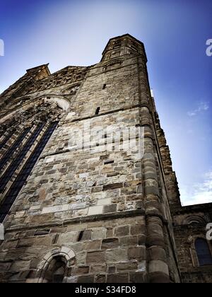 Architecture de Durham City, Angleterre du Nord-est. Vue à bas angle sur la façade principale de la cathédrale de Durham Banque D'Images