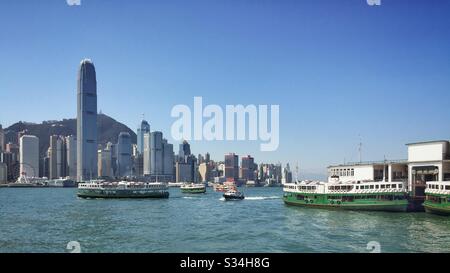 L'emblématique Star Ferries transporte des passagers à travers le port de Victoria entre Tsim Sha Tsui à Kowloon et l'île de Hong Kong Banque D'Images