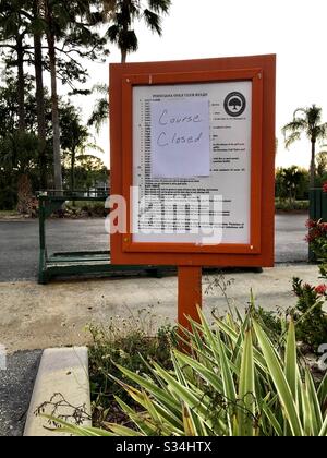 Signe indiquant que le "parcours est fermé" à un parcours de golf en Floride pendant la pandémie de coronavirus, mars 2020 Banque D'Images