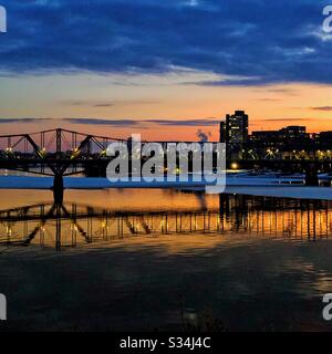 Pont Alexandra sur la rivière des Outaouais reliant Ottawa (Ontario) (à gauche) à Gatineau (Québec) (à droite), Canada, coucher de soleil, 2020 Banque D'Images