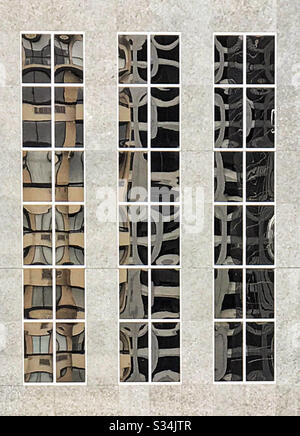 Vue de fenêtre reflétée dans les fenêtres d'un autre bâtiment. Réflexions abstraites. Calgary, Alberta, Canada. Banque D'Images