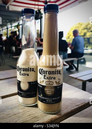 Bouteilles de bière Corona utilisées comme pots de sel et de poivre Banque D'Images
