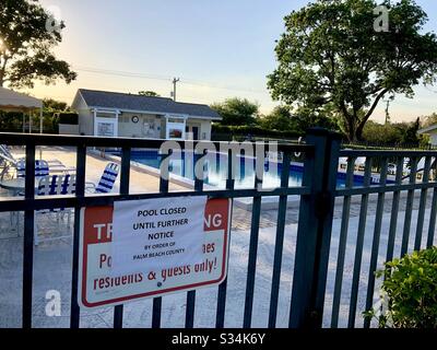 Signez sur la piscine extérieure qui dit "piscine fermée jusqu'à nouvel ordre par le comté de Palm Beach, le 30 mars 2020. Banque D'Images