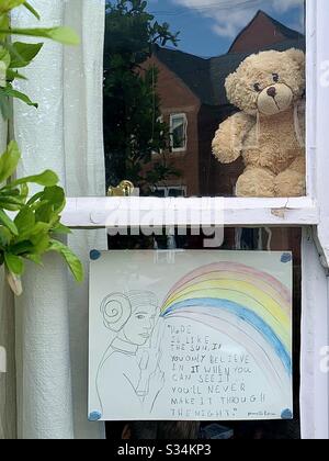 Un Teddy et Rainbow dans une fenêtre pendant la pandémie de Covid-19, Oxford, Royaume-Uni, mars 2020 Banque D'Images