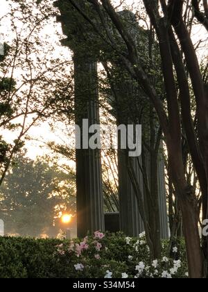 Jardin au lever du soleil, cimetière Magnolia, Mobile Alabama Banque D'Images