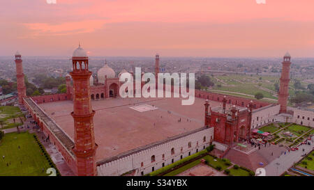 La mosquée de l’empereur à Lahore Pakistan photographie aérienne de drone avec quatre minarets au coucher du soleil Banque D'Images