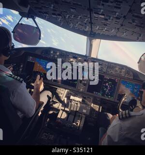 Pilotes volant le Boeing 787. Banque D'Images