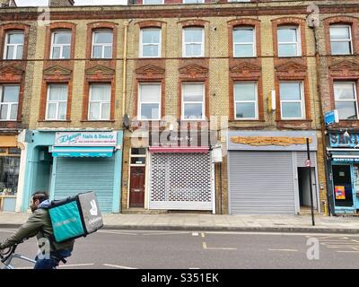 Rue vide avec volets de magasins vers le bas pendant le temps de verrouillage, Covid-19, Coronavirus, Green Lanes, Stoke Newington, nord de Londres Banque D'Images