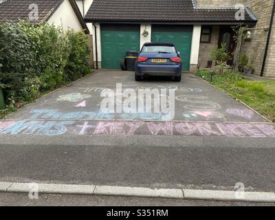 Message de soutien craqué pour la NHA et les travailleurs clés sur une allée de banlieue Banque D'Images