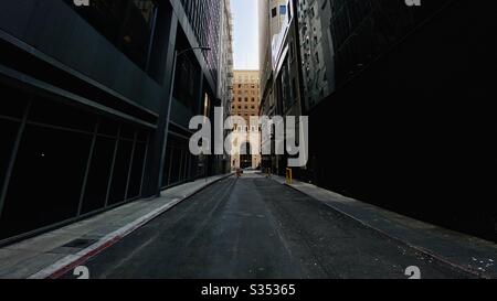 LOS ANGELES, CA, MARS 2020 : rue Lebanon, allée sombre entre les bâtiments, reliant le boulevard Wilshire et la 7ème rue du centre-ville Banque D'Images