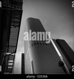 LOS ANGELES, CA, MARS 2020: Gratte-ciel à California Plaza, quartier financier, centre-ville, avec fuite de feu sur le bâtiment voisin silhouetted en premier plan. Noir et blanc Banque D'Images