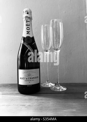 Bouteille de champagne Moët avec deux flûtes à champagne Banque D'Images