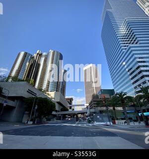 LOS ANGELES, CA, MARS 2020: Voir le nord sur Flower St dans le centre-ville, hôtel Westin Bonaventure sur la gauche, travailler sur le nouveau connecteur régional DE LA Metro directement en avant, gratte-ciel de bureau sur la droite Banque D'Images