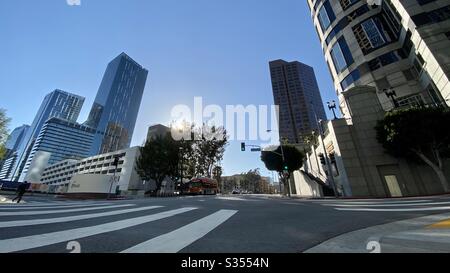 LOS ANGELES, CA, MARS 2020: Vue grand angle, intersection aux 7 rues et Francisco dans le centre-ville avec des passages en travers, LA Metro bus, entouré de commerces, bureaux et immeubles d'appartements Banque D'Images