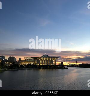 Masjid besi Putrajaya avec lac et coucher de soleil Banque D'Images