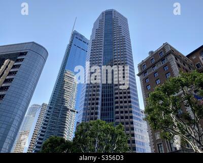 LOS ANGELES, CA, MARS 2020: En regardant les gratte-ciel sur la rue Figueroa à Wilshire Blvd dans le centre-ville. Coin du Jonathan Club visible sur la droite. Banque D'Images