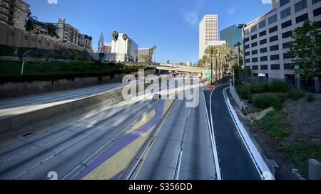 LOS ANGELES, CA, MARS 2020: Autoroute California-110 à travers le centre-ville avec circulation de la lumière pendant les commandes de coronavirus, de Covid-19 pandémique et de "tay at home" Banque D'Images