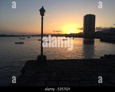 Vue sur le coucher du soleil sur la baie d'Arrecife, Lanzarote, Espagne. Banque D'Images