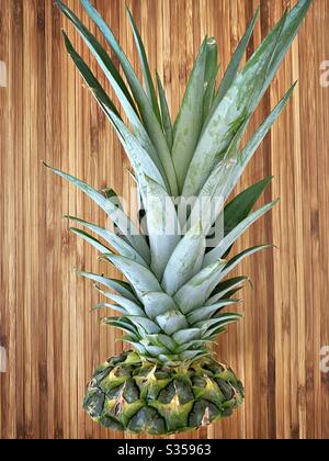 Préparer un ananas entier dans la cuisine. Préparation de fruits frais et mûrs. Ingrédients pour la salsa d'ananas maison. Sur une planche à découper en bois Banque D'Images