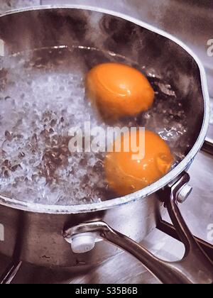 Deux œufs bouillants dans une poêle. Manger à la maison. Manger seul Banque D'Images