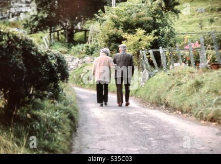Un couple âgé s'appuie sur la route nationale du Yorkshire England Banque D'Images