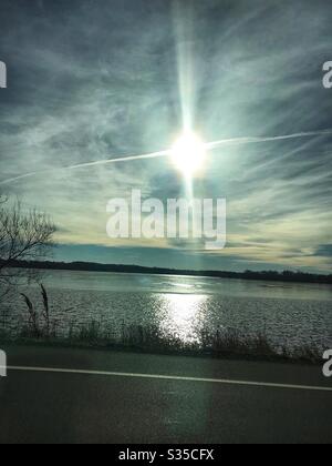 Le soleil ressemble à la croix sur un lac Banque D'Images