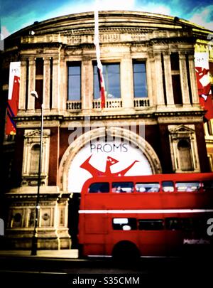 Le bus rouge à impériale effectue un zoom avant au-delà du Royal Albert Hall pendant la saison des fêtes d'été Banque D'Images