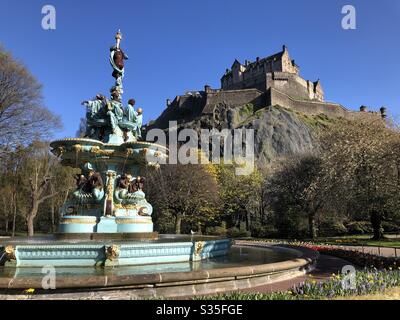 La fontaine Ross et le château d'Édimbourg au soleil, vue depuis les jardins de West Princes Street Banque D'Images