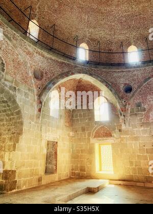 À l'intérieur de la mosquée du château de Rakati à Akhaltsikhe, Géorgie. Diffusion Sun par les fenêtres. Banque D'Images