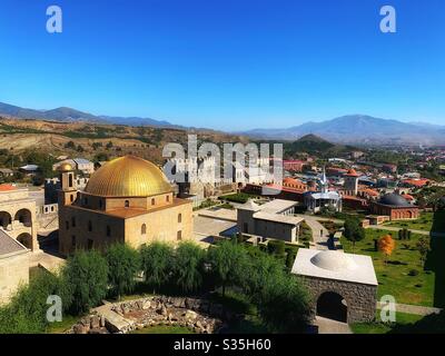 La vue sur le château de Rakati, avec des montagnes en arrière-plan et le dôme d'or de la mosquée étincelant au soleil. Akhaltsikhe, Géorgie. Banque D'Images