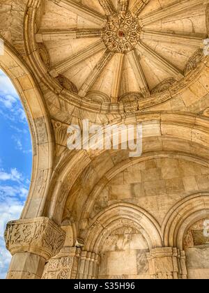 L'arche d'entrée du monastère de Gelati à Kutaisi, Géorgie. Sculptures en pierre magnifiquement complexes contre un beau ciel bleu. Banque D'Images