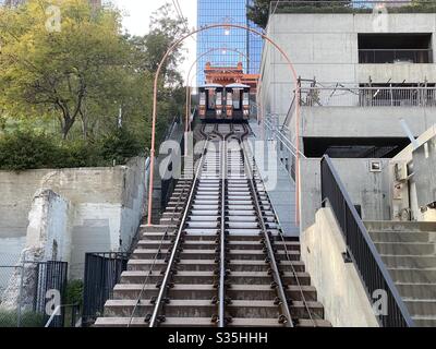 LOS ANGELES, CA, APR 2020: Vue en haut de la gare de Hill St des Anges funiculaire de vol vers les gratte-ciel dans le quartier financier du centre-ville. Le chemin de fer est fermé pendant la pandémie de coronavirus Banque D'Images